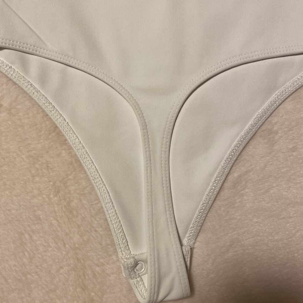 212. NWT Aritzia Body Contour white tank body suits in xs high neck - Picture 7 of 11